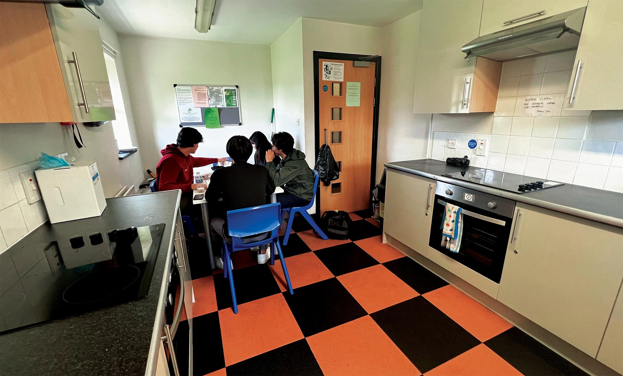 Chichester-College-estudiar-ingles-en-el-extranjero-adultos-british-summer-a4.webp